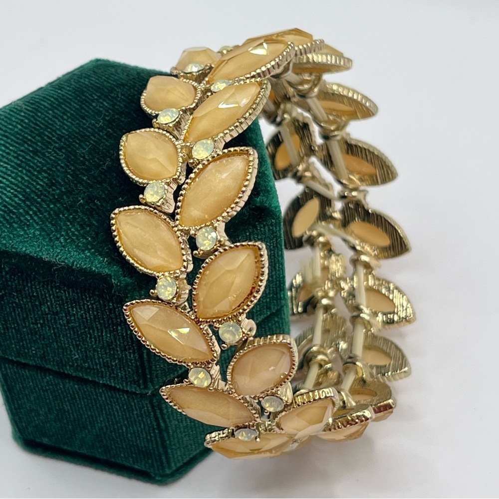 NWOT Vintage style EXPRESS Glass Leaf Stretch Bracelet